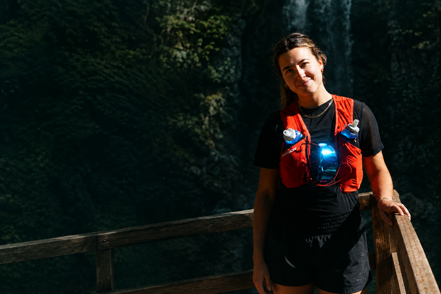 Jade Bonneville devant une chute d’eau en forêt