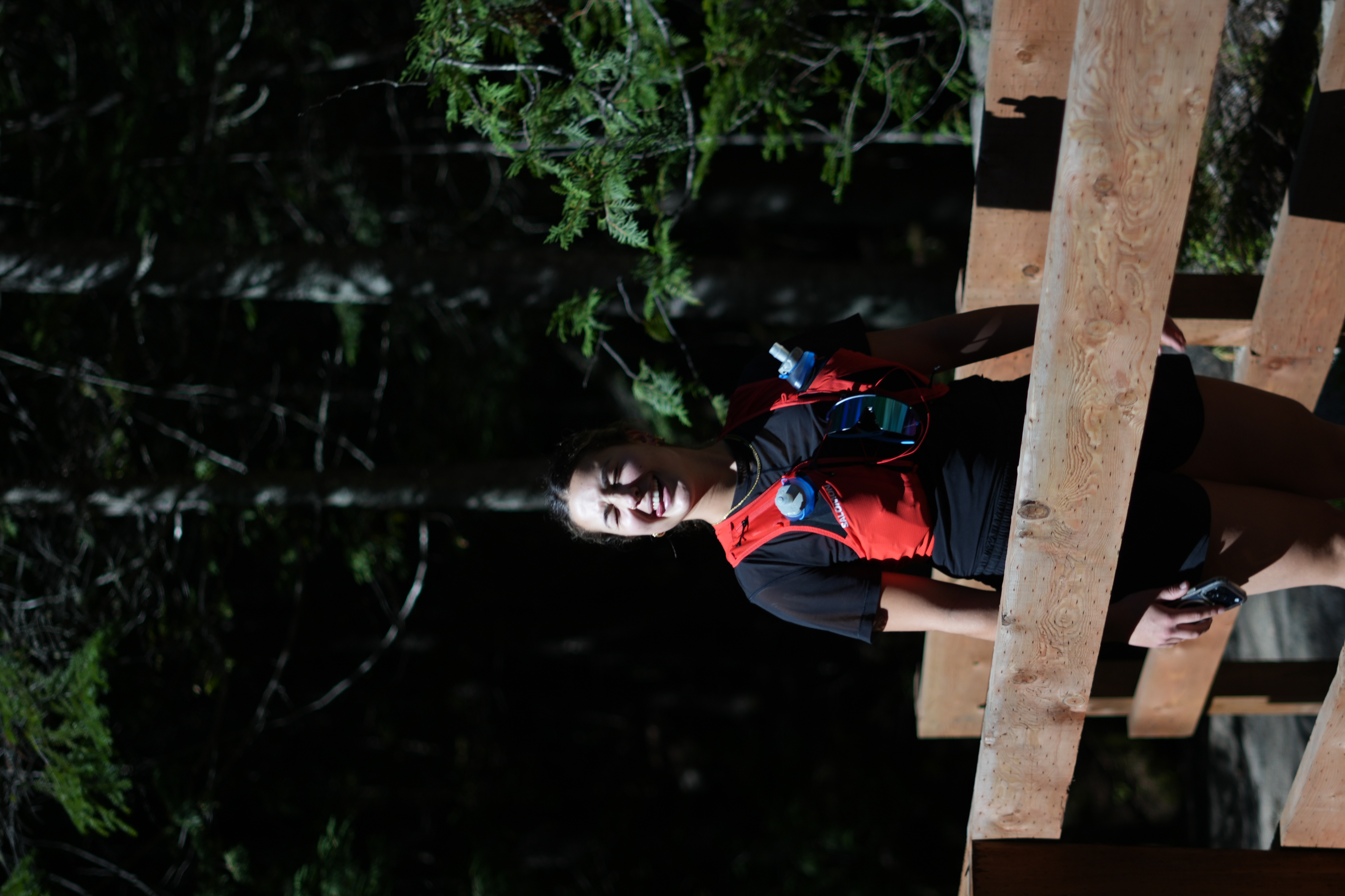 Jade Bonneville souriante en forêt.